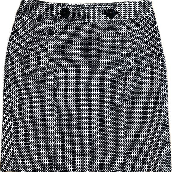 Ann Taylor Dresses & Skirts - EUC Ann Taylor SZ 12P black/white skirt/2 front pockets/side zip/waist 33”
